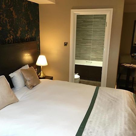 Hotel The Wyndham Arms-Wetherspoon Bridgend  Zewnętrze zdjęcie