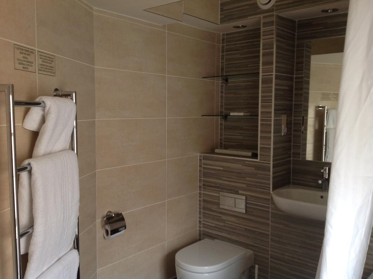 Hotel The Wyndham Arms-Wetherspoon Bridgend  Zewnętrze zdjęcie