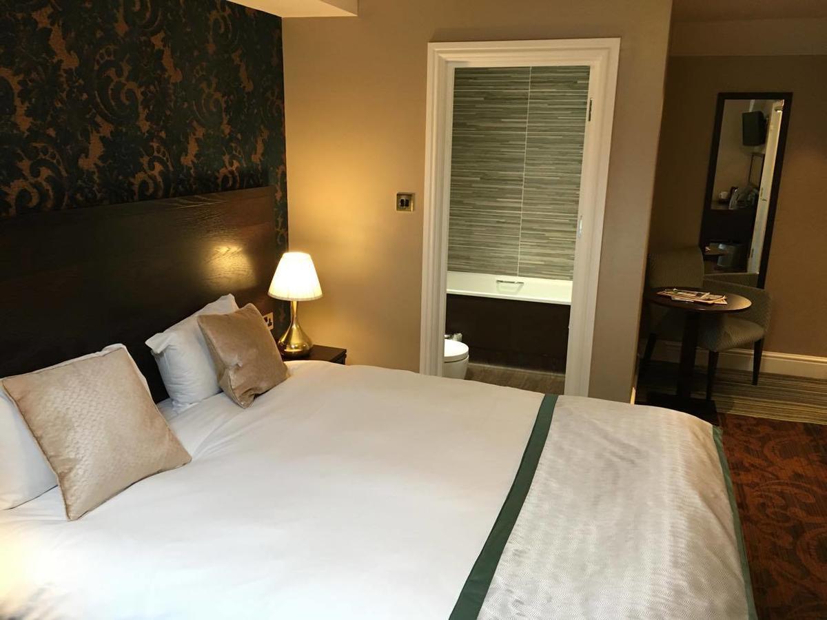 Hotel The Wyndham Arms-Wetherspoon Bridgend  Zewnętrze zdjęcie