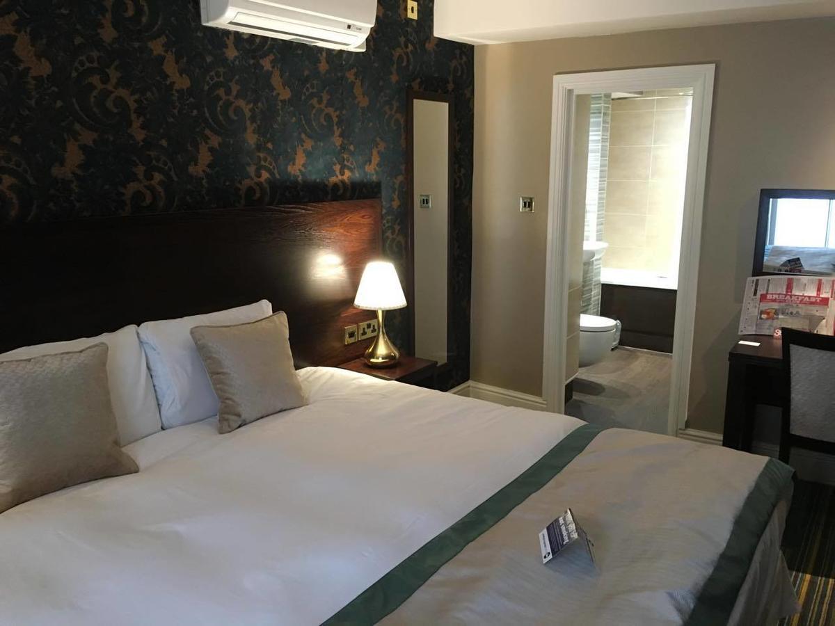 Hotel The Wyndham Arms-Wetherspoon Bridgend  Zewnętrze zdjęcie