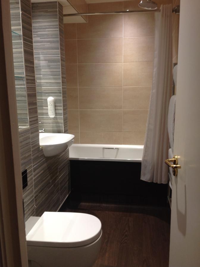 Hotel The Wyndham Arms-Wetherspoon Bridgend  Zewnętrze zdjęcie