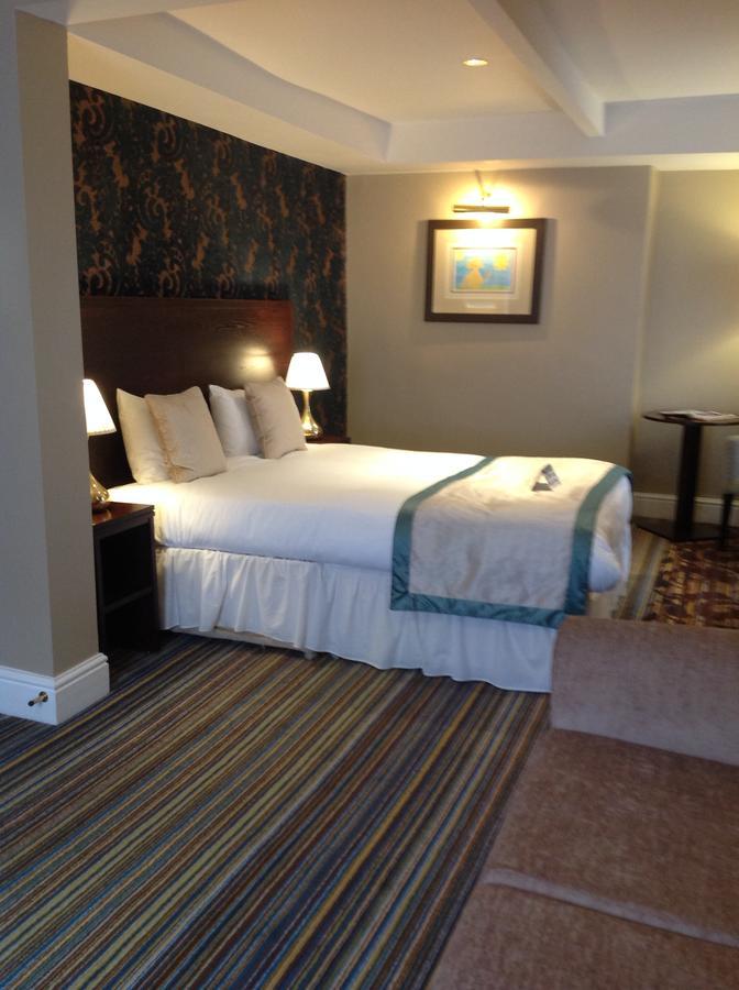 Hotel The Wyndham Arms-Wetherspoon Bridgend  Zewnętrze zdjęcie