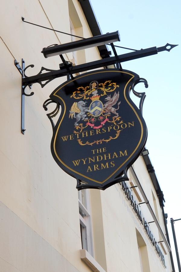 Hotel The Wyndham Arms-Wetherspoon Bridgend  Zewnętrze zdjęcie